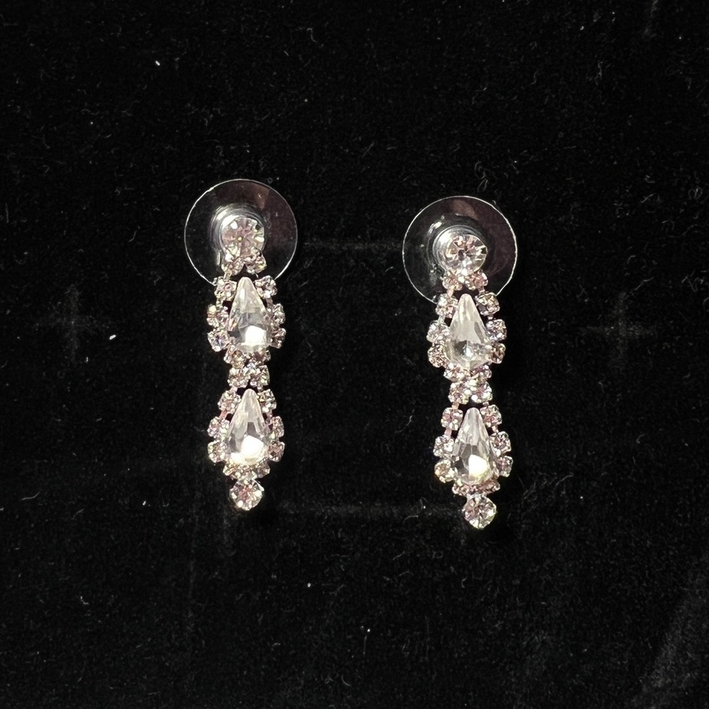 NWOT David’s Bridal Earrings, fake diamonds & plastic silver!!! Prom and more!